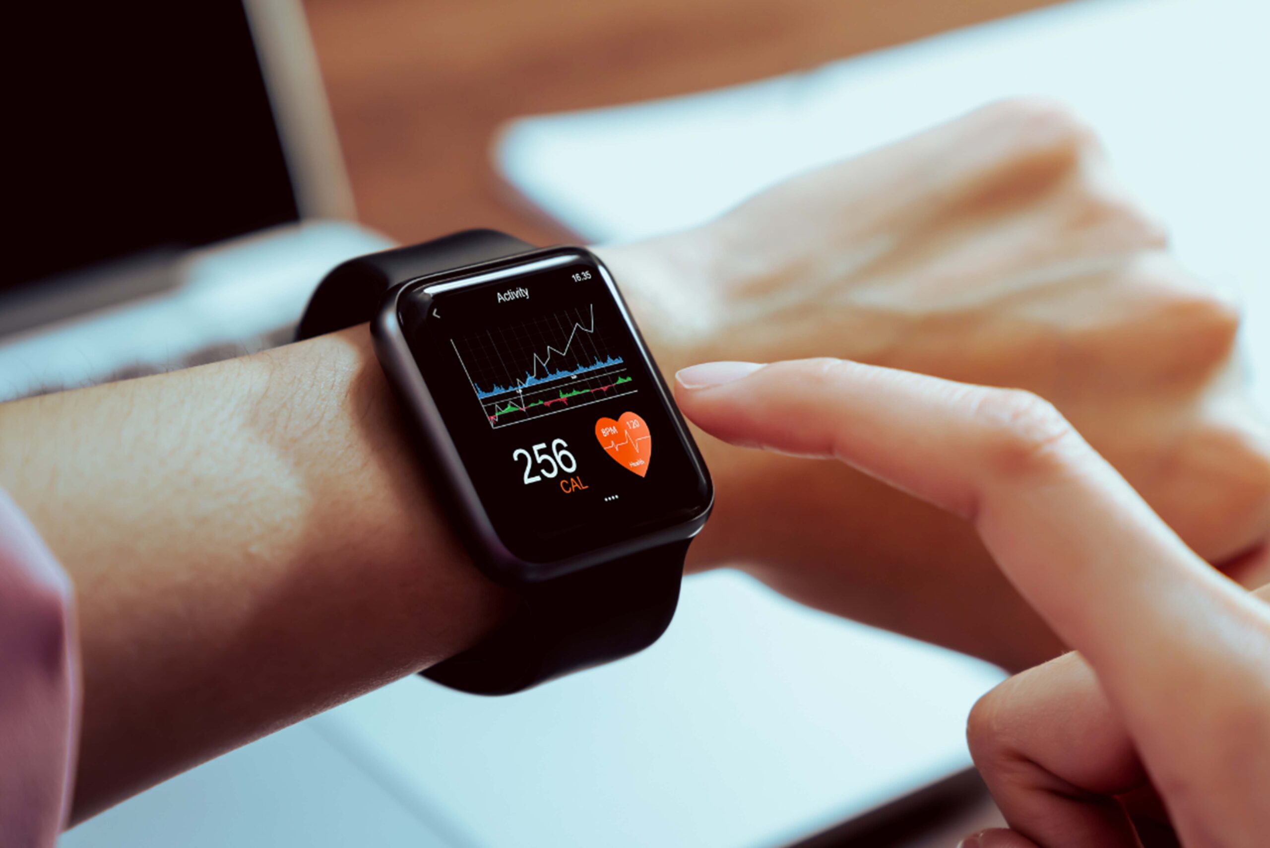 Digitale Endpunkte in klinischen Studien: Smartwatch am Handgelenk mit kontinuierlich erhobenen Aktivitäts- und Herzfrequenzdaten